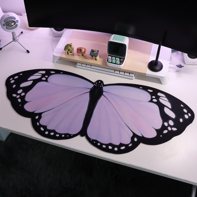 Purple Lilac Butterfly Deskmat - Tradescantia Purple recension och pris
