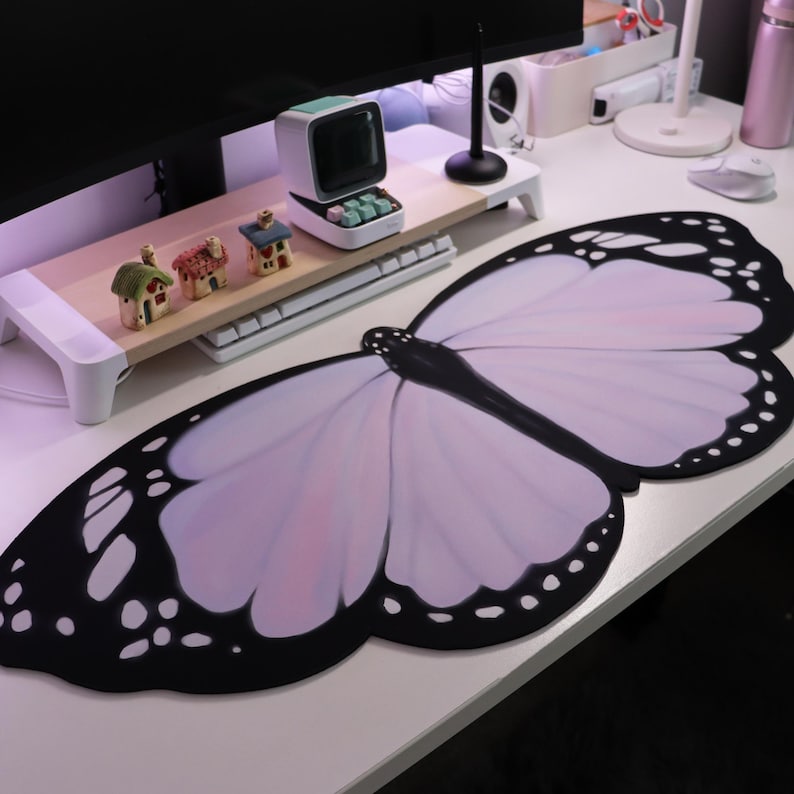 Purple Lilac Butterfly Deskmat - Tradescantia Purple recension och pris