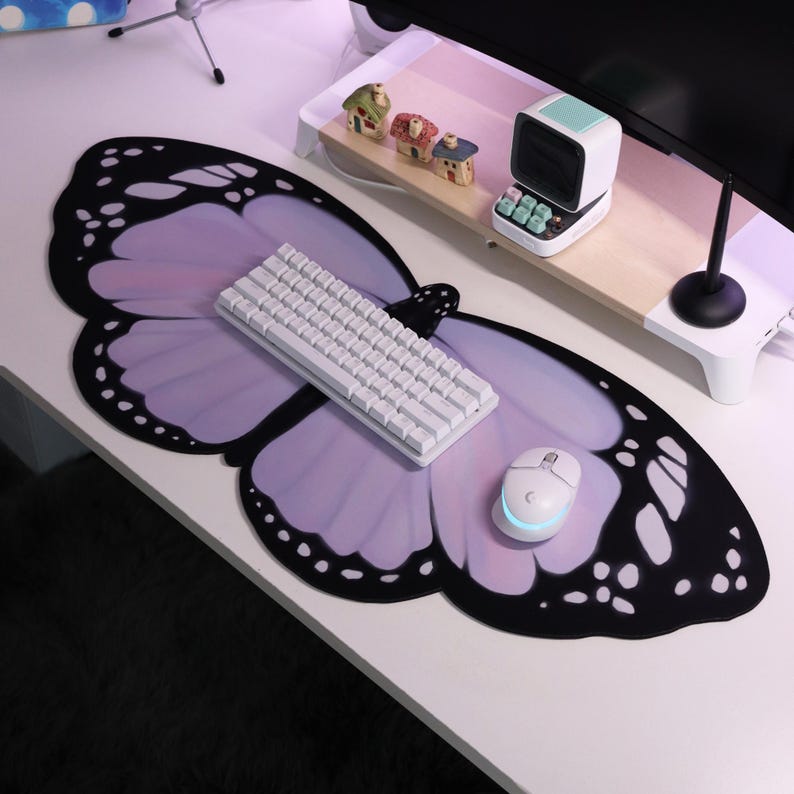 Purple Lilac Butterfly Deskmat - Tradescantia Purple recension och pris